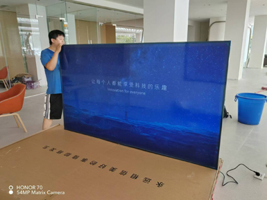极氪汽车展厅大屏100寸电视安装完成